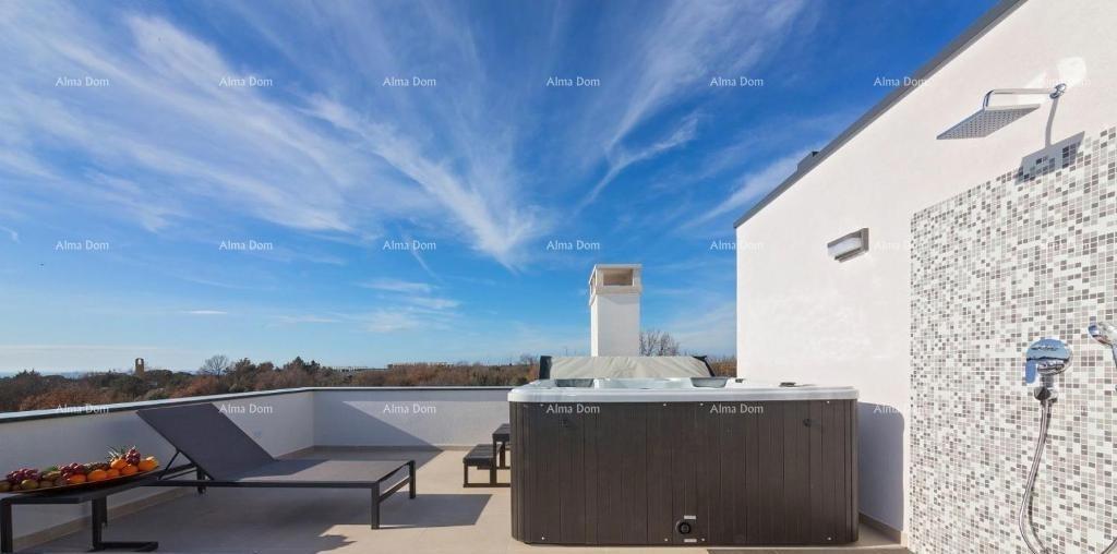 MODERNA LUKSUZNA VILA S BAZENOM 500 m OD MORJA