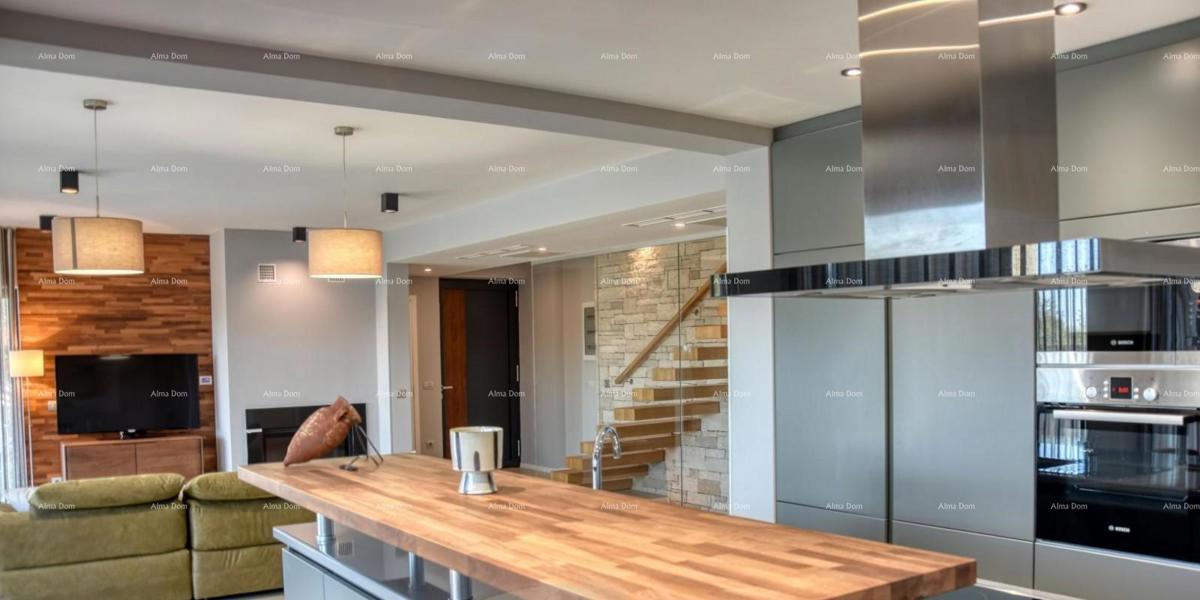 MODERNA LUKSUZNA VILA S BAZENOM 500 m OD MORJA