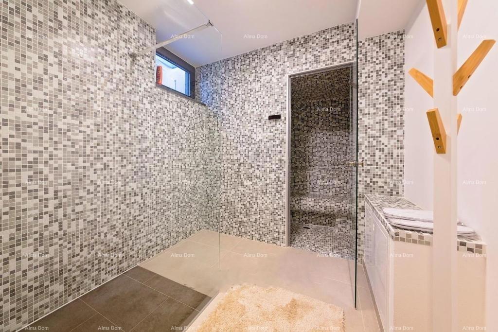 MODERNA LUKSUZNA VILA S BAZENOM 500 m OD MORJA