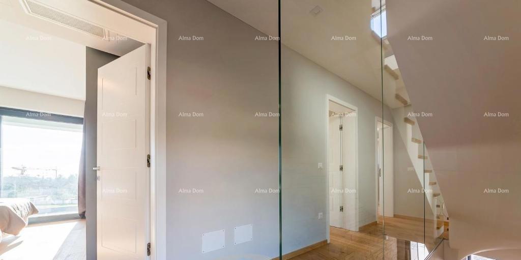 MODERNA LUKSUZNA VILA S BAZENOM 500 m OD MORJA