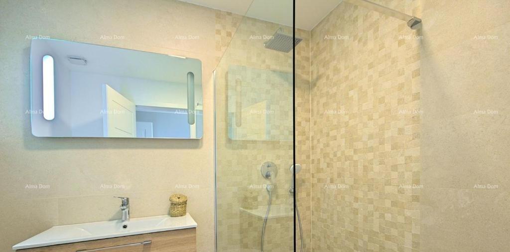 MODERNA LUKSUZNA VILA S BAZENOM 500 m OD MORJA