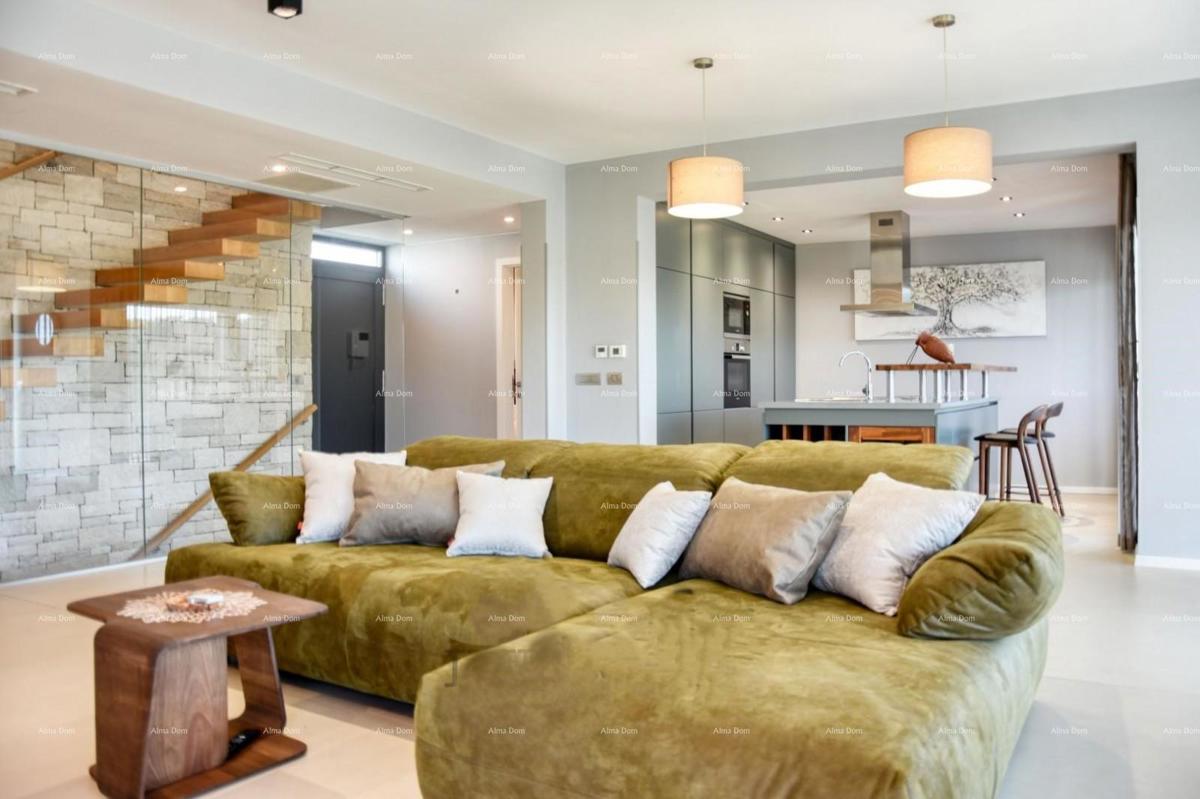 MODERNA LUKSUZNA VILA S BAZENOM 500 m OD MORJA