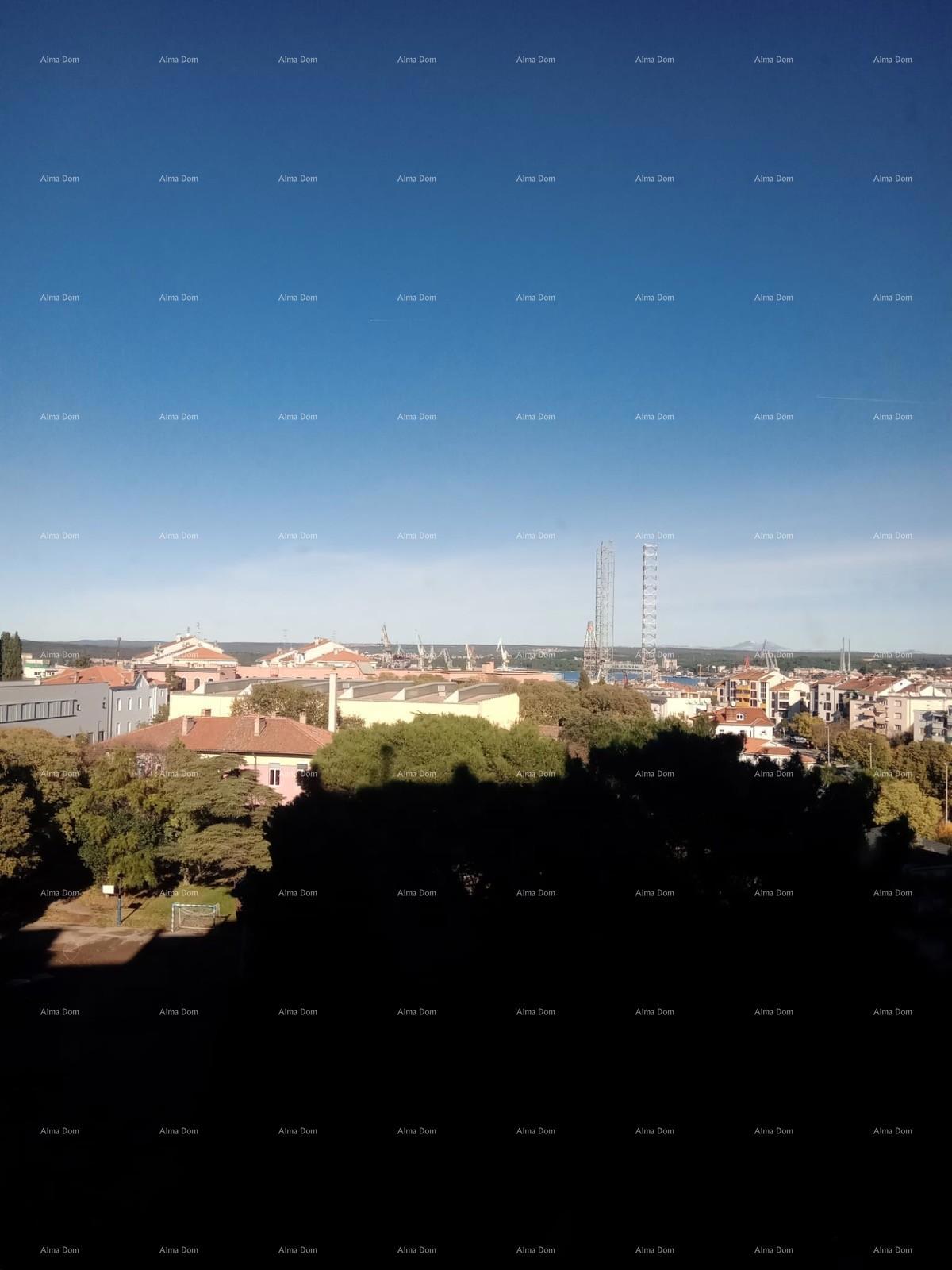 Prodaja - stan s pogledom na more - dve minute do sprehajalne poti Lungomare, Pula!