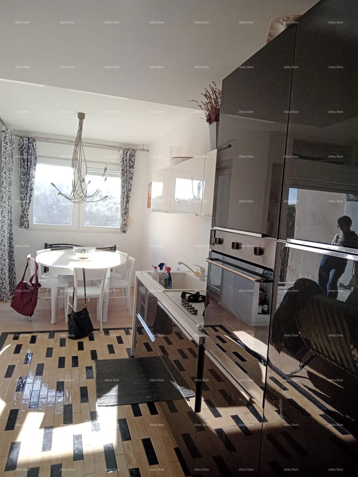 Prodaja - stan s pogledom na more - dve minute do sprehajalne poti Lungomare, Pula!