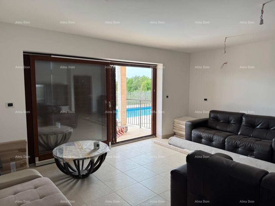 Prediven dvoetažni stan s bazenom i terasom v Bujah