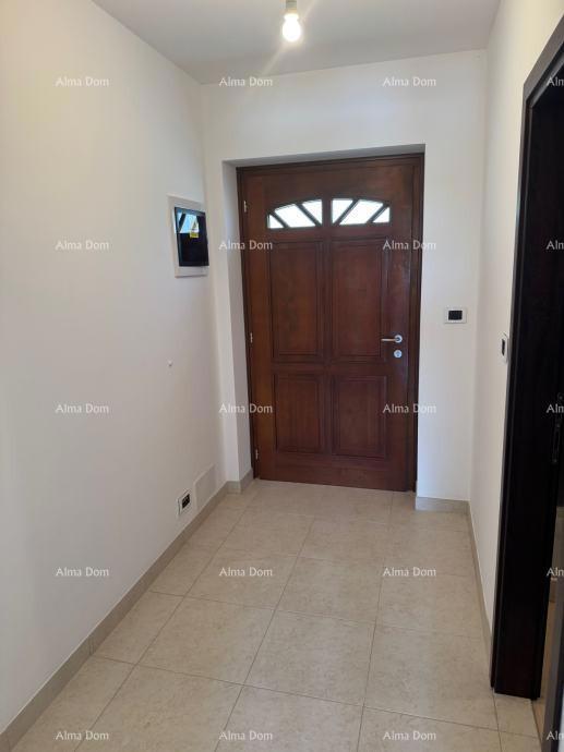 Prediven dvoetažni stan s bazenom i terasom v Bujah