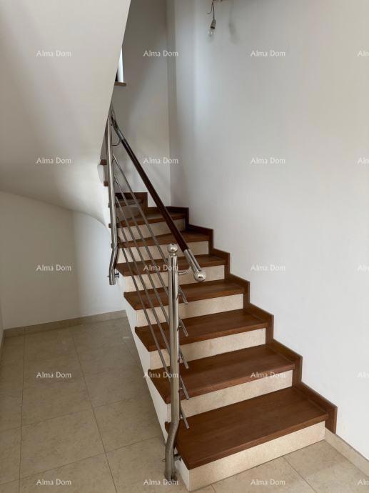 Prediven dvoetažni stan s bazenom i terasom v Bujah