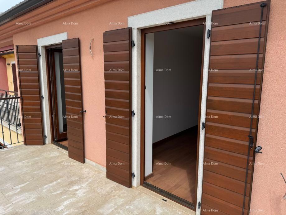 Prediven dvoetažni stan s bazenom i terasom v Bujah