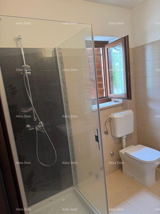 Prediven dvoetažni stan s bazenom i terasom v Bujah