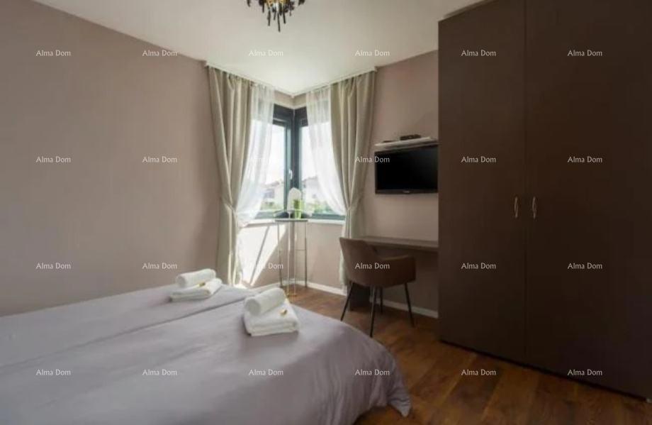 POREČ, Žbandaj – sodoben stan s strešno teraso in jacuzzijem