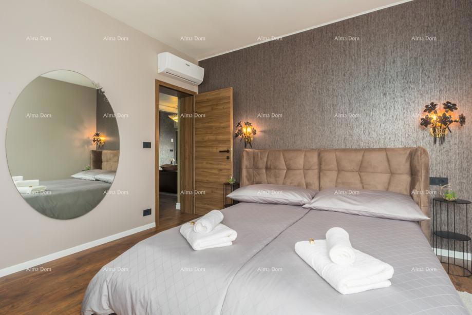 POREČ, Žbandaj – sodoben stan s strešno teraso in jacuzzijem