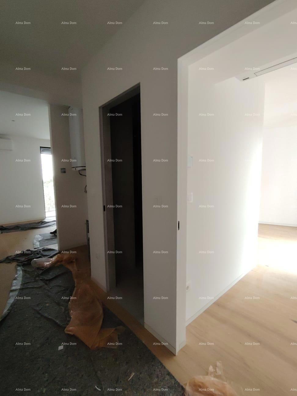 Prodaja stanov v stanovansko-poslovni stavbi s pogledom na morje, center Umaga! / S9a