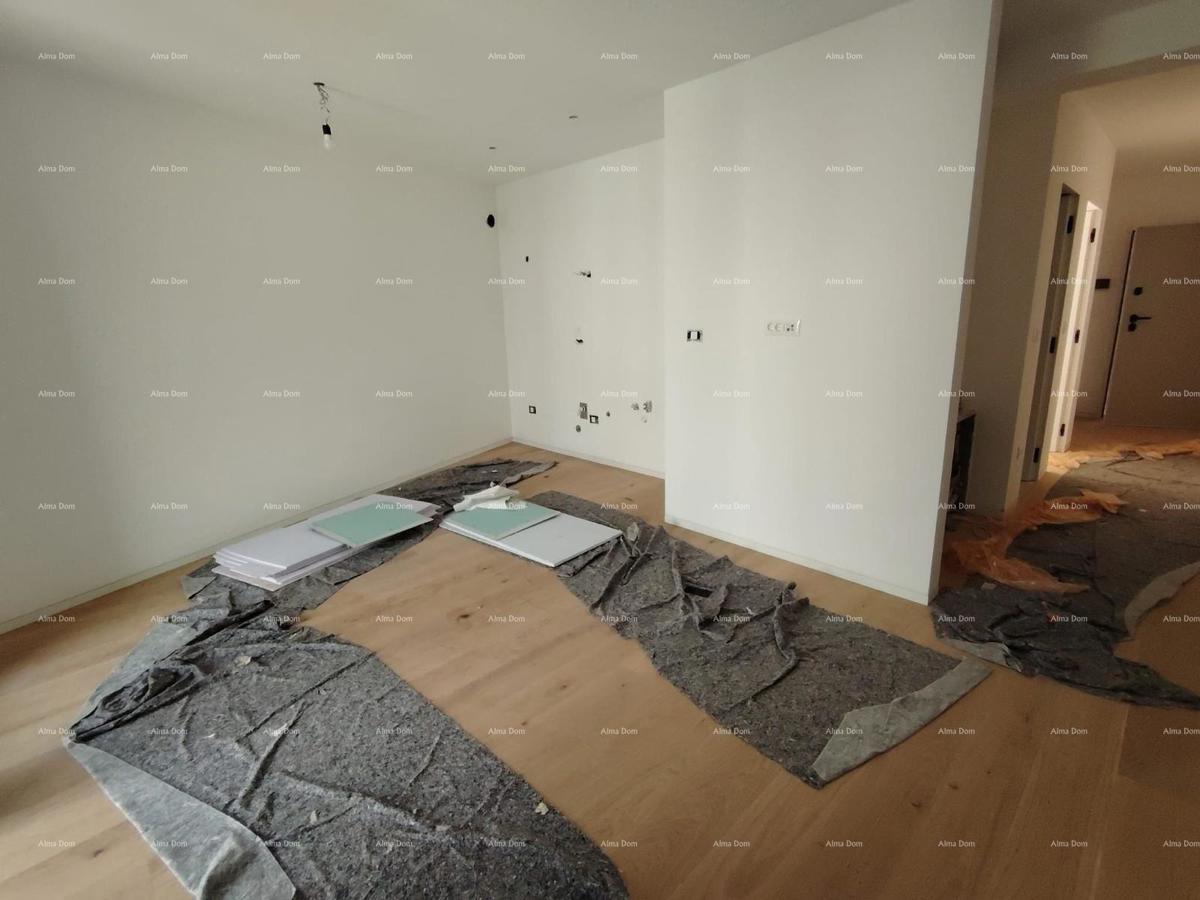 Prodaja stanov v stanovansko-poslovni stavbi s pogledom na morje, center Umaga! / S9a