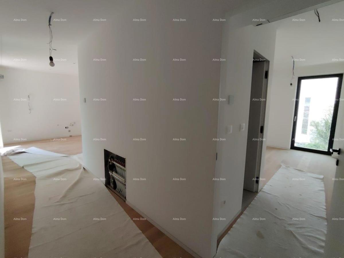 Prodaja stanov v stanovansko-poslovni stavbi s pogledom na morje, center Umaga! / S9a