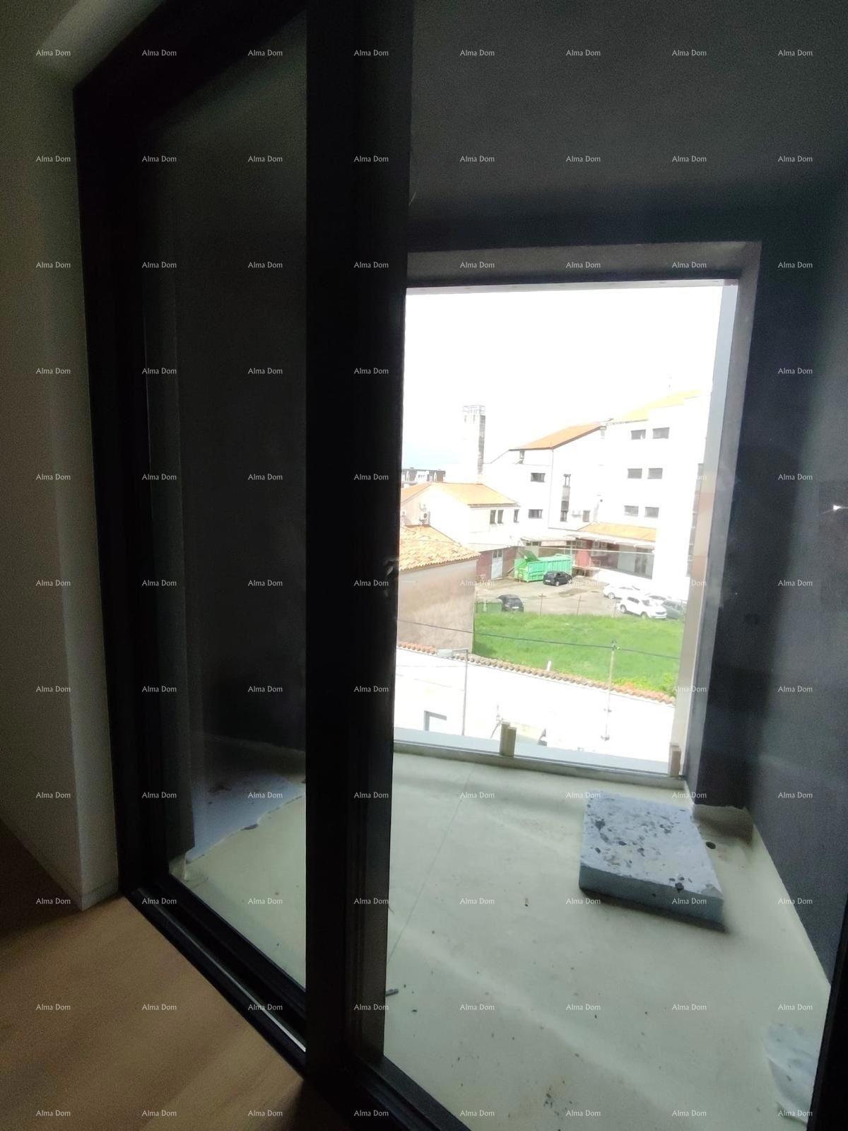 Prodaja stanov v stanovansko-poslovni stavbi s pogledom na morje, center Umaga! / S9a