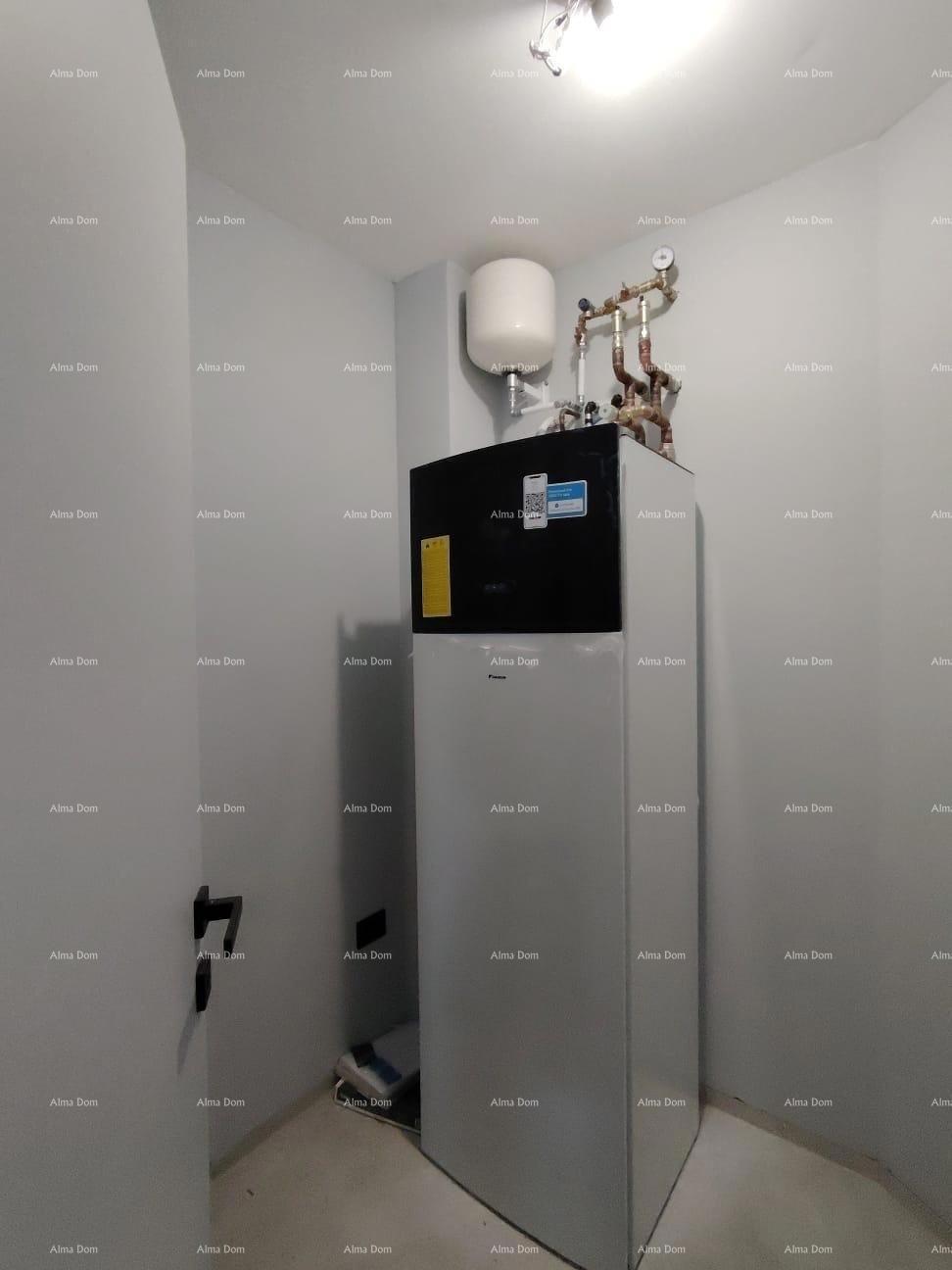 Prodaja stanov v stanovansko-poslovni stavbi s pogledom na morje, center Umaga! / S9a