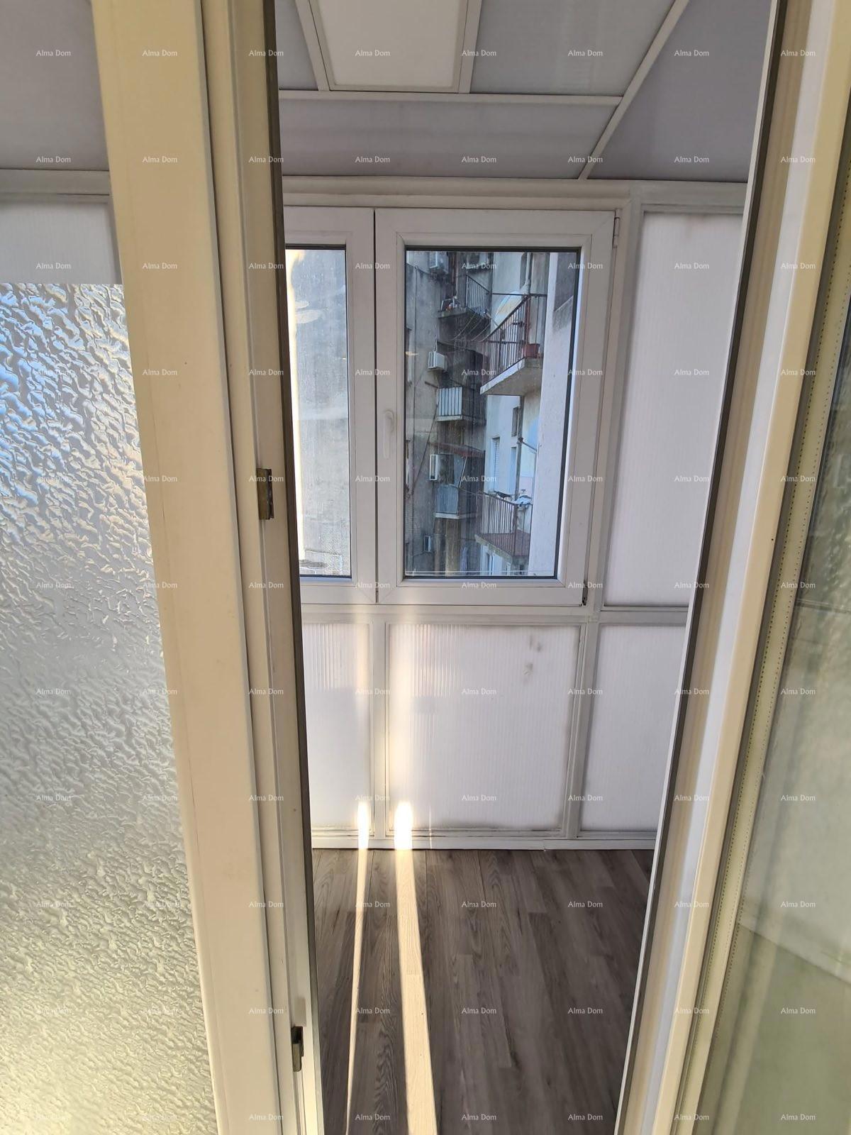 Pula – renoviran dvosobni stan v centru, 72,83 m²