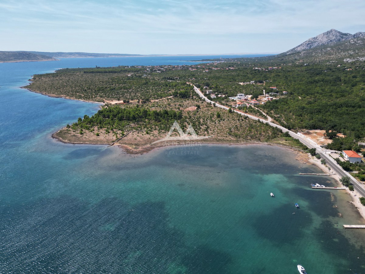 100 €/M2 - UGODNA CENA - ZAZIDLJIVA PARCELA - S POGLEDOM NA MORJE IN VELEBIT - 670 M2 - 67.000 €