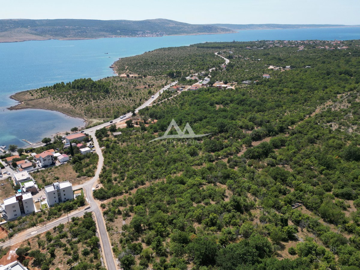 100 €/M2 - UGODNA CENA - ZAZIDLJIVA PARCELA - S POGLEDOM NA MORJE IN VELEBIT - 670 M2 - 67.000 €