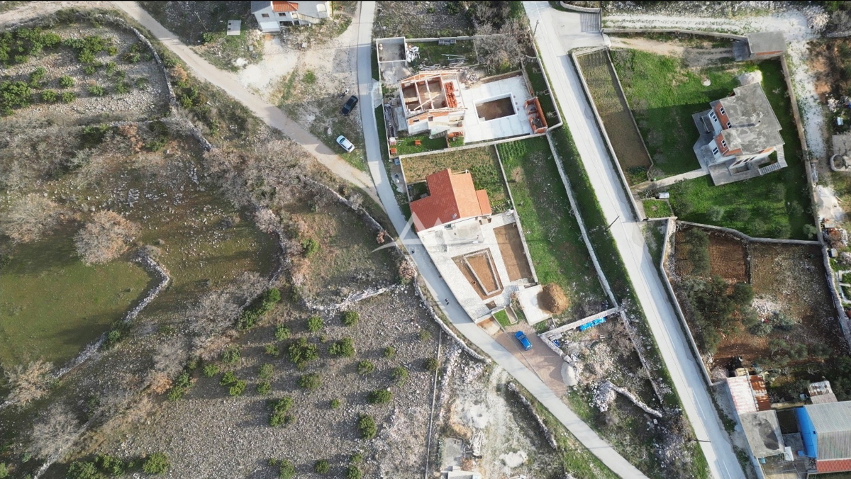 MASLENIČKO ŽDRILO - GRADBENO ZEMLJIŠČE POVRŠINE 615 M2 - PRISTOPNA POT - VODA IN ELEKTRIKA DO ZEMLJIŠČA - 61.500 €