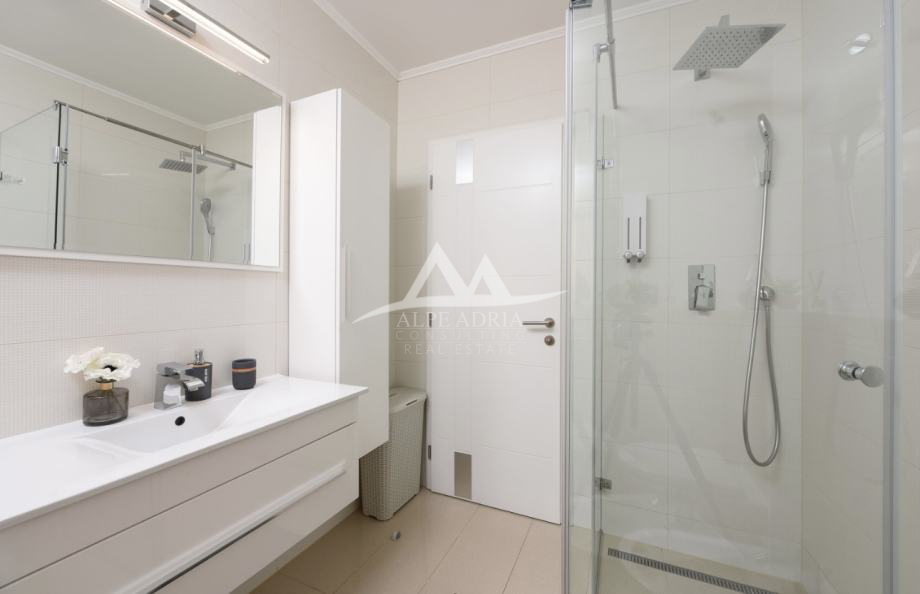 Luksuzno stanovanje z zasebnim vrtom in jacuzzijem – Diklovac, Zadar