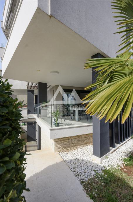 Luksuzno stanovanje z zasebnim vrtom in jacuzzijem – Diklovac, Zadar