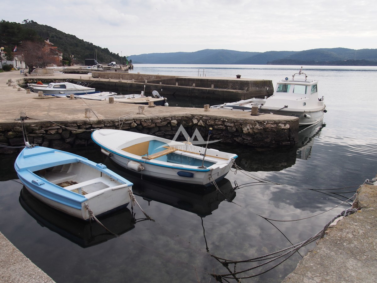 PRVA VRSTA - OTOK ZVERINAC - LEPO ZAZIDLJIVO ZEMLJIŠČE 2.193 M2 - 219.000 €