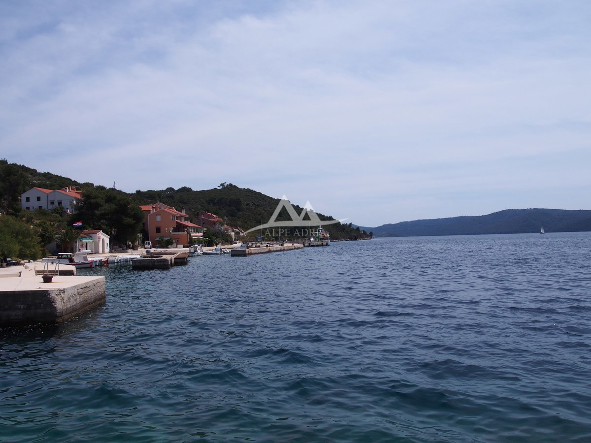 PRVA VRSTA - OTOK ZVERINAC - LEPO ZAZIDLJIVO ZEMLJIŠČE 2.193 M2 - 219.000 €