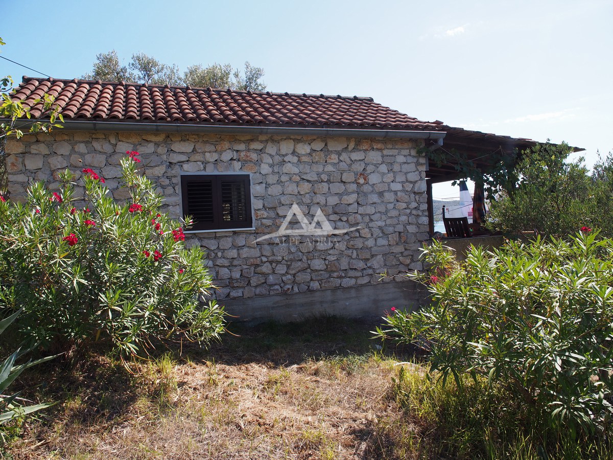 MALA RAVA - PRODAMO OČARLJIVO KAMNITO HIŠO V PRVI VRSTI DO MORJA.