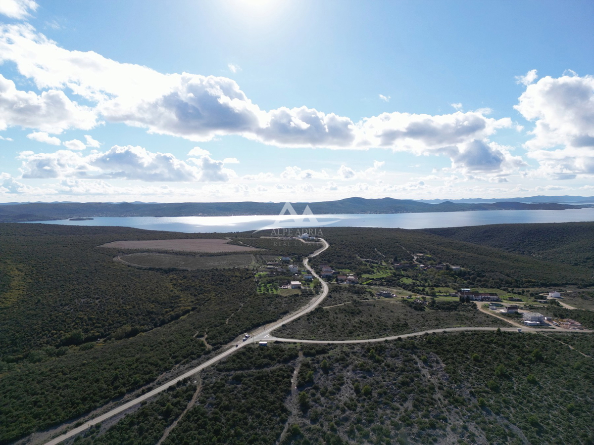 RAŠTANE - ZAZIDLJIVA PARCELA POVRŠINA 9515 M2 - 856.350 €