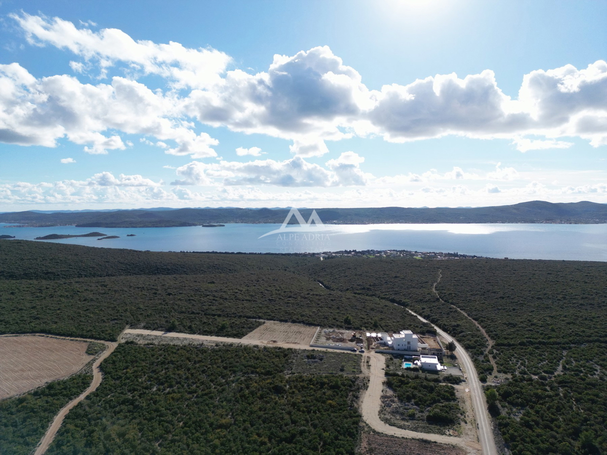 RAŠTANE - ZAZIDLJIVA PARCELA POVRŠINA 9515 M2 - 856.350 €