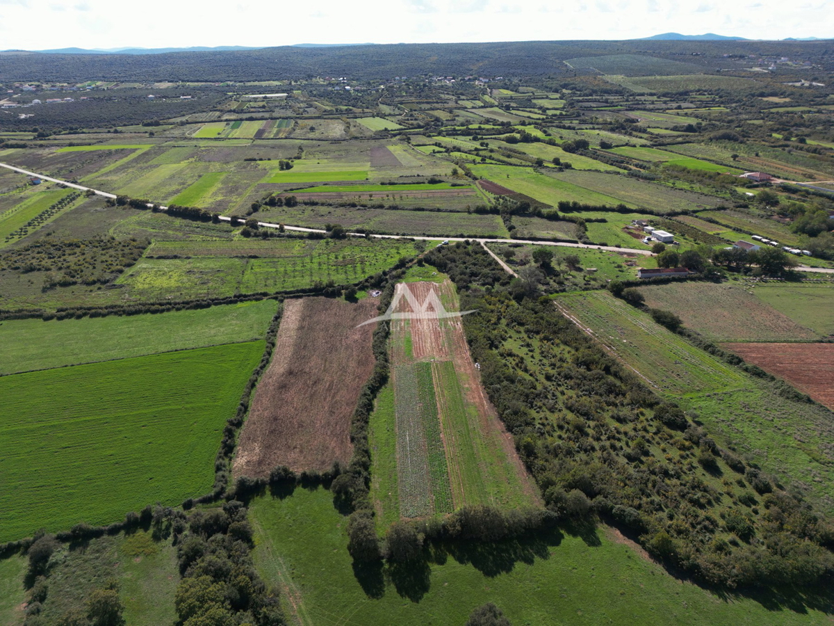 RAŠTANE - ZAZIDLJIVA PARCELA POVRŠINA 9515 M2 - 856.350 €