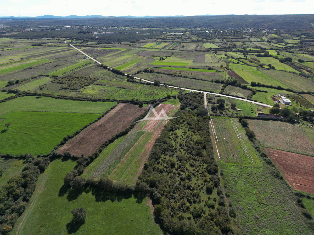 RAŠTANE - ZAZIDLJIVA PARCELA POVRŠINA 9515 M2 - 856.350 €