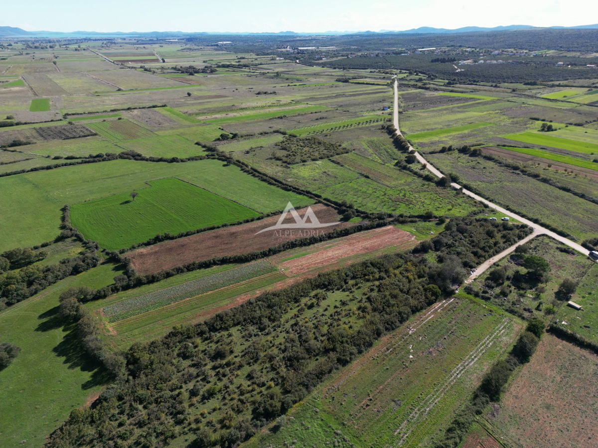 RAŠTANE - ZAZIDLJIVA PARCELA POVRŠINA 9515 M2 - 856.350 €