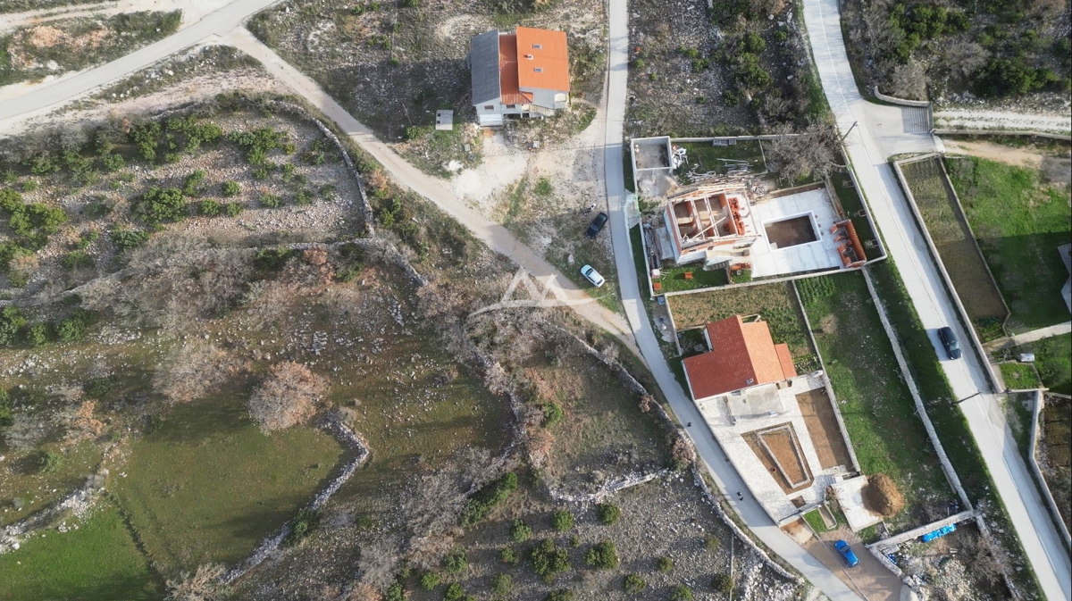 MASLENIČKO ŽDRILO - ZAZIDLJIVO POVRŠINA 1.879 M2 PLUS 6.873 M2KMETIJSKO - 262.560 €