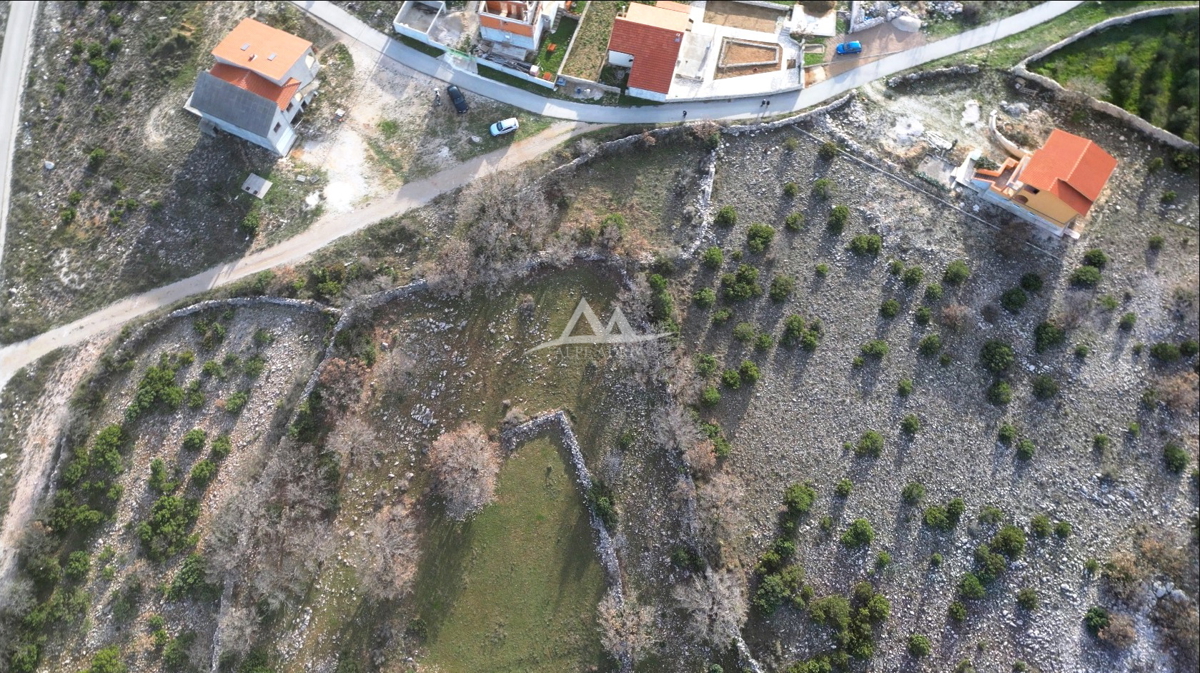 MASLENIČKO ŽDRILO - ZAZIDLJIVO POVRŠINA 1.879 M2 PLUS 6.873 M2KMETIJSKO - 262.560 €
