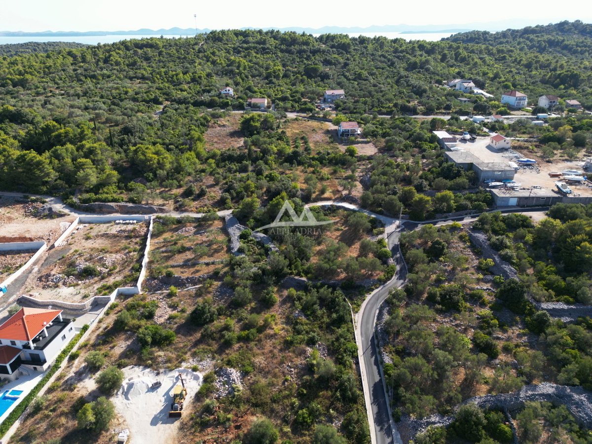 HITNO - HITNO - ATRAKTIVNA LOKACIJA - ZAZIDLJIVA PARCELA 899 M2 - 189.000€