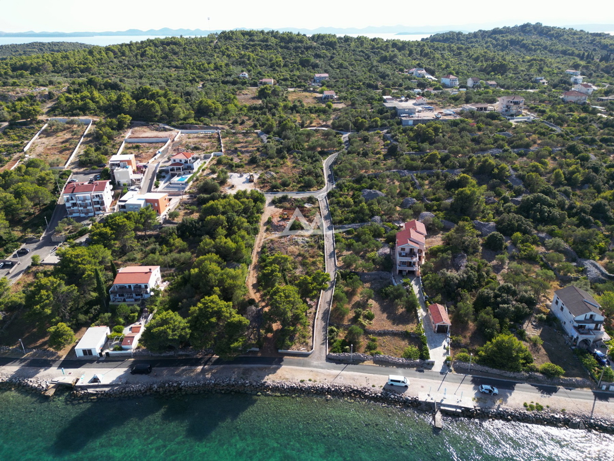 HITNO - HITNO - ATRAKTIVNA LOKACIJA - ZAZIDLJIVA PARCELA 899 M2 - 189.000€