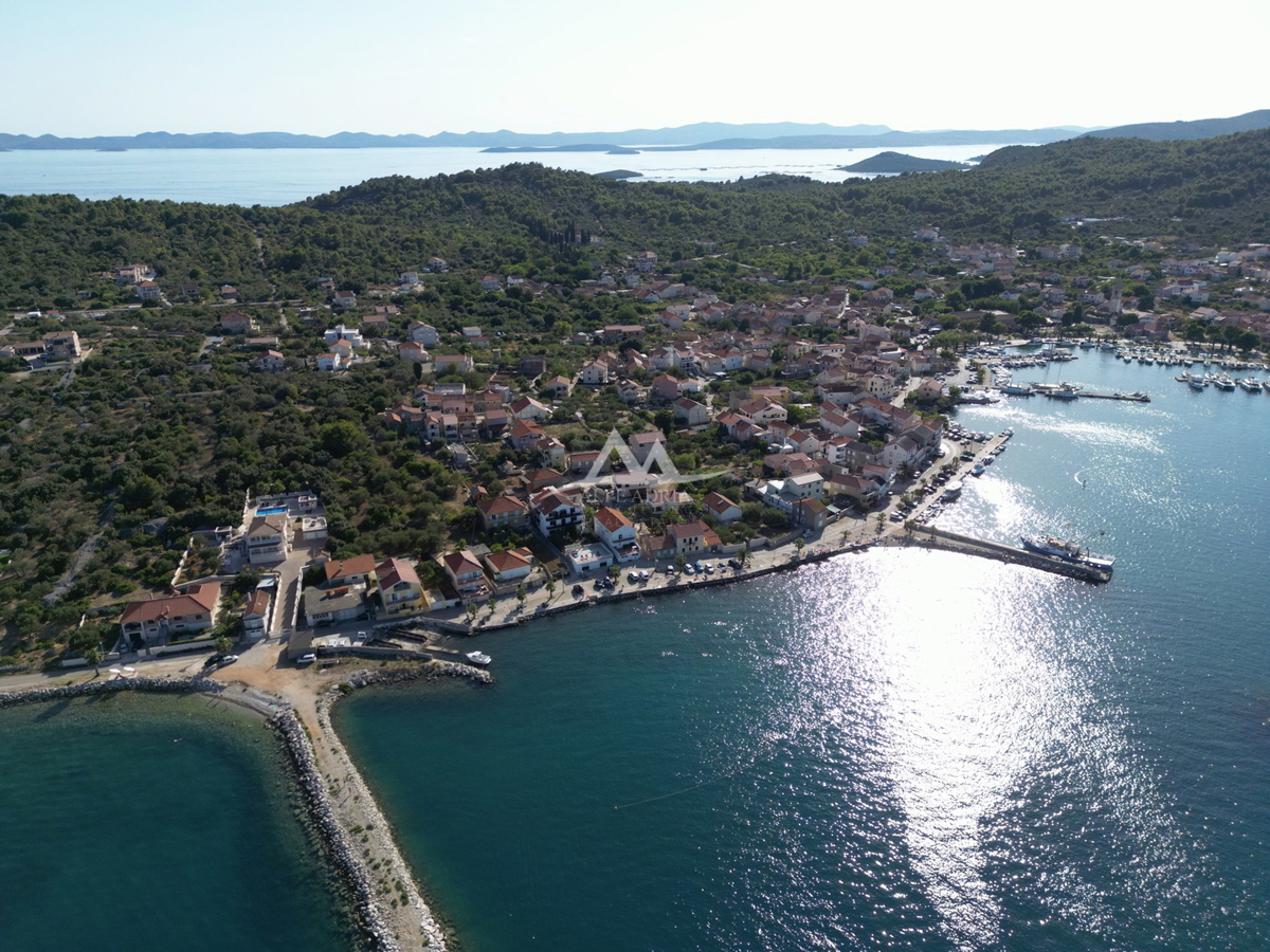 HITNO - HITNO - ATRAKTIVNA LOKACIJA - ZAZIDLJIVA PARCELA 899 M2 - 189.000€