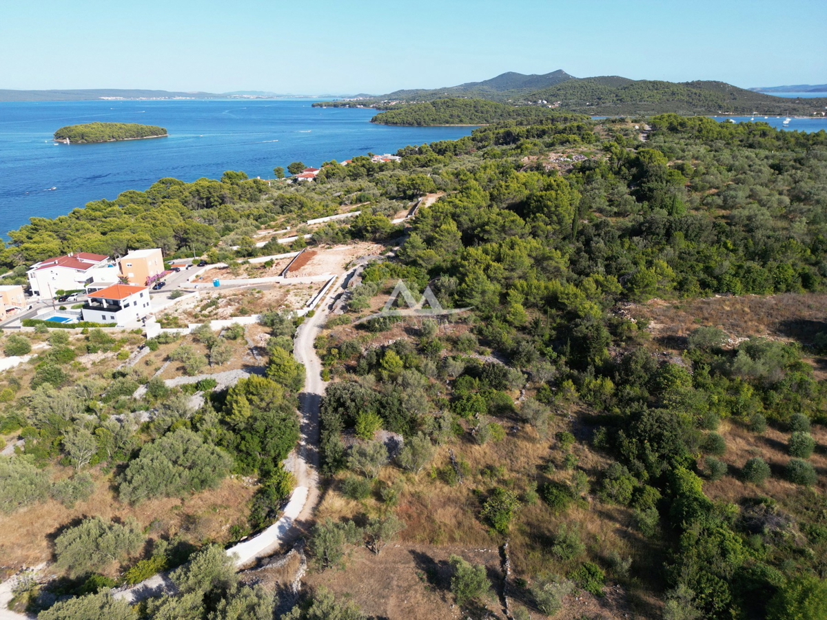 HITNO - HITNO - ATRAKTIVNA LOKACIJA - ZAZIDLJIVA PARCELA 899 M2 - 189.000€