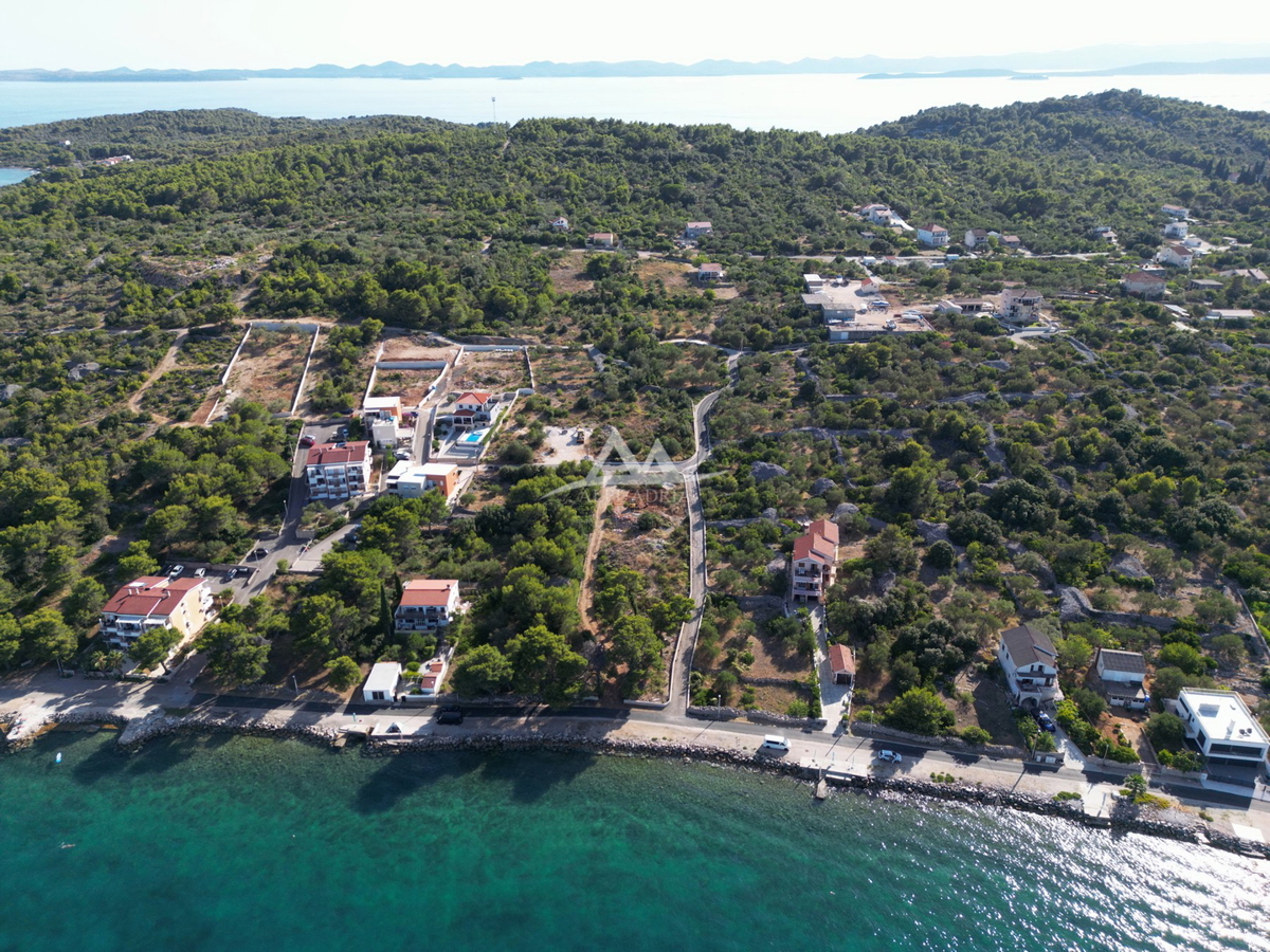 HITNO - HITNO - ATRAKTIVNA LOKACIJA - ZAZIDLJIVA PARCELA 899 M2 - 189.000€