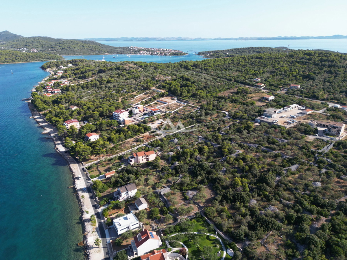 HITNO - HITNO - ATRAKTIVNA LOKACIJA - ZAZIDLJIVA PARCELA 899 M2 - 189.000€