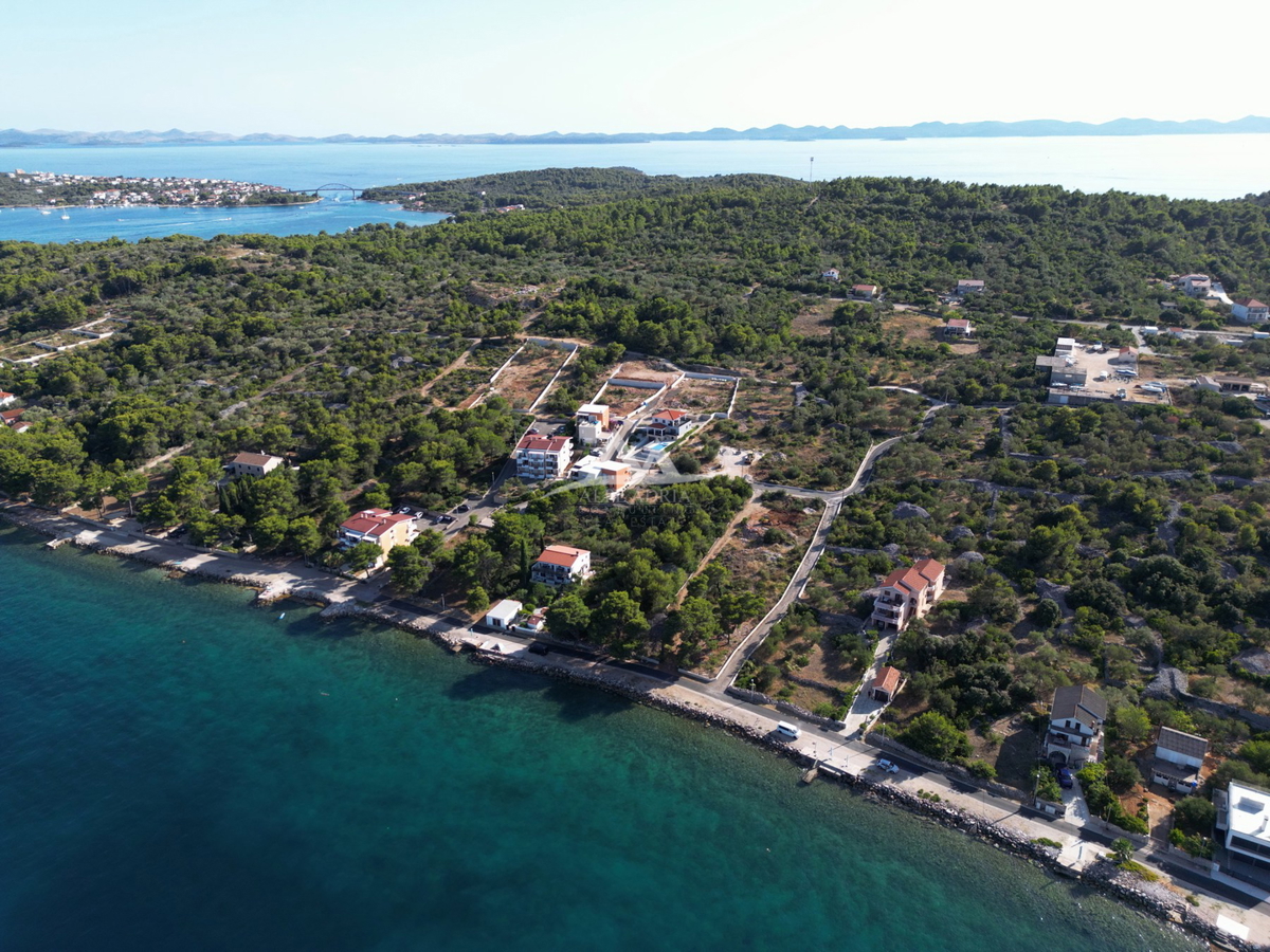HITNO - HITNO - ATRAKTIVNA LOKACIJA - ZAZIDLJIVA PARCELA 899 M2 - 189.000€