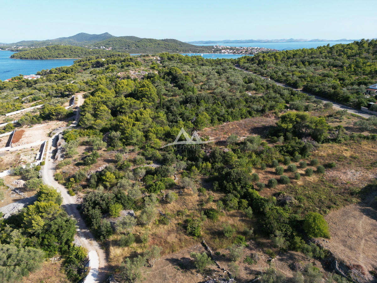 HITNO - HITNO - ATRAKTIVNA LOKACIJA - ZAZIDLJIVA PARCELA 899 M2 - 189.000€