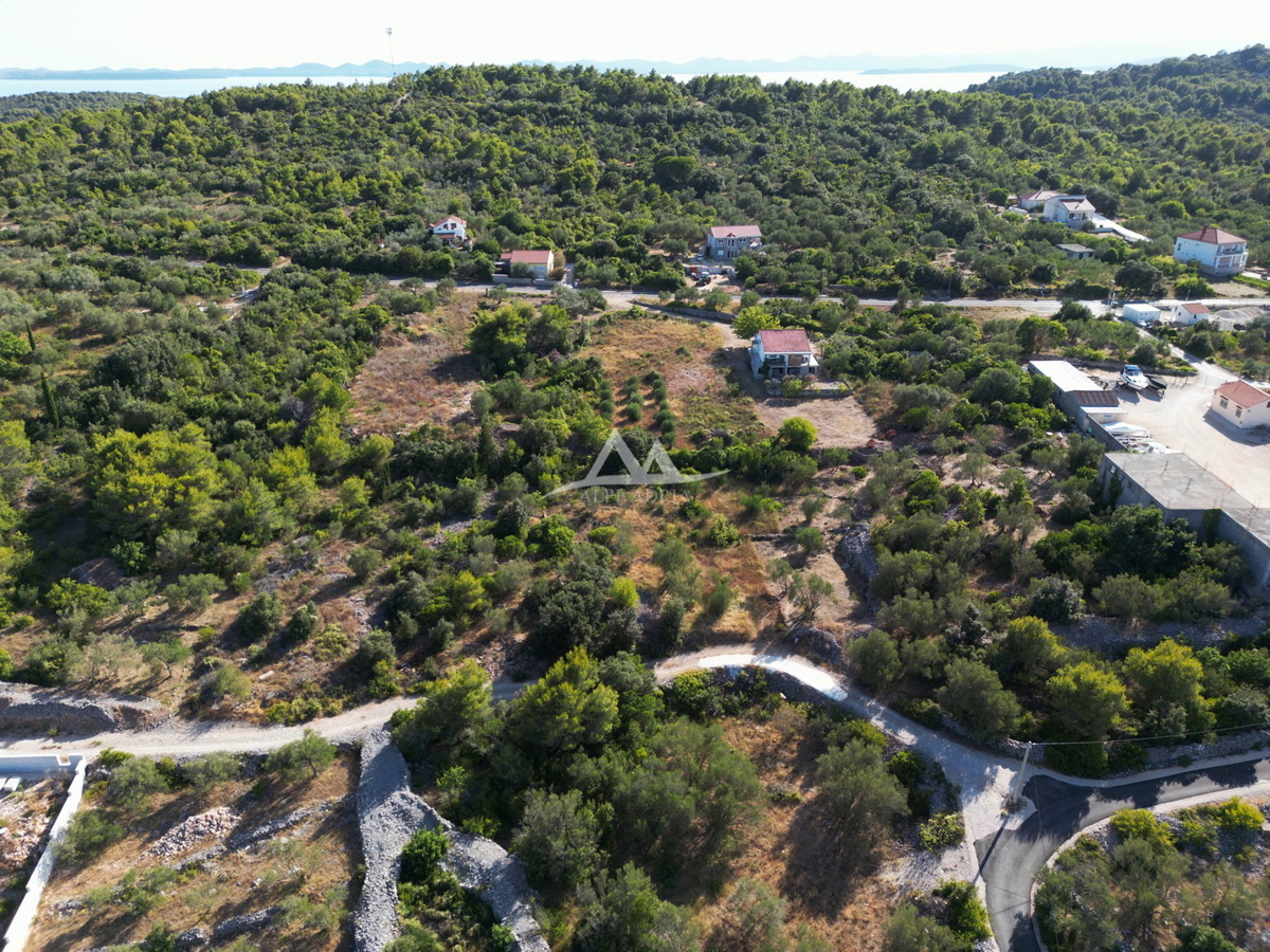 HITNO - HITNO - ATRAKTIVNA LOKACIJA - ZAZIDLJIVA PARCELA 899 M2 - 189.000€
