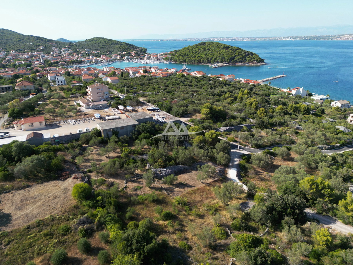 HITNO - HITNO - ATRAKTIVNA LOKACIJA - ZAZIDLJIVA PARCELA 899 M2 - 189.000€