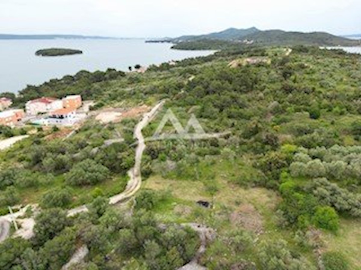 HITNO - HITNO - ATRAKTIVNA LOKACIJA - ZAZIDLJIVA PARCELA 899 M2 - 189.000€