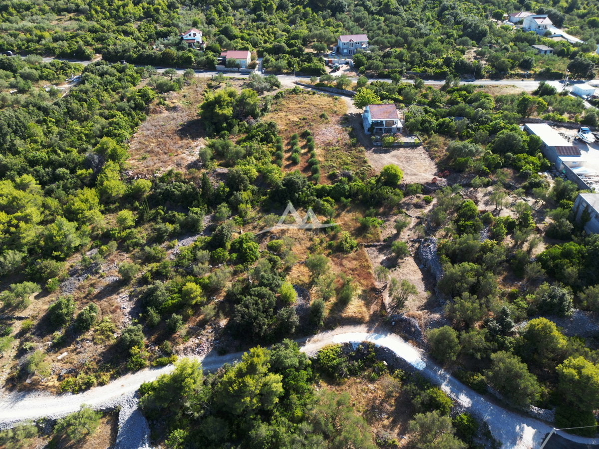 HITNO - HITNO - ATRAKTIVNA LOKACIJA - ZAZIDLJIVA PARCELA 899 M2 - 189.000€