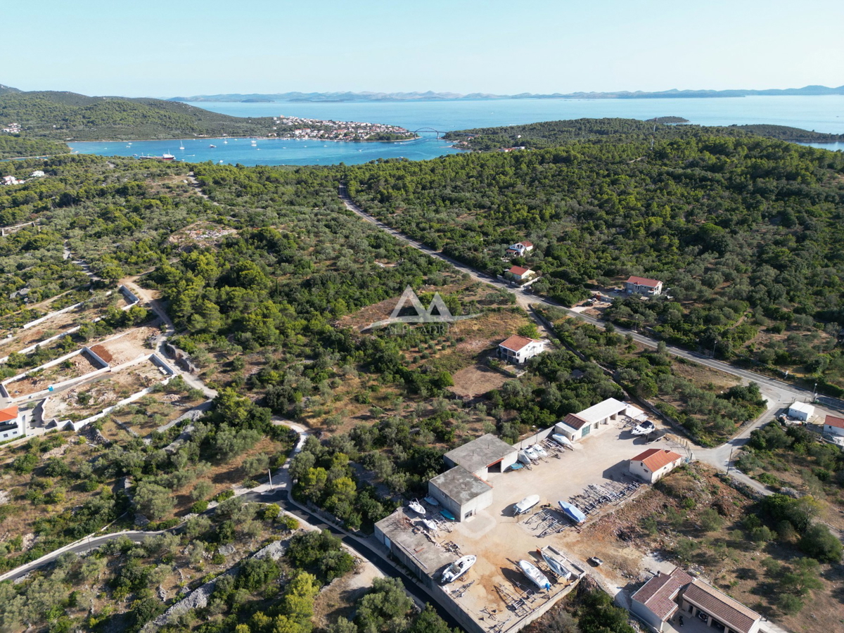 HITNO - HITNO - ATRAKTIVNA LOKACIJA - ZAZIDLJIVA PARCELA 899 M2 - 189.000€