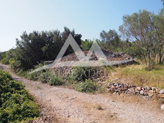 HITNO - HITNO - ATRAKTIVNA LOKACIJA - ZAZIDLJIVA PARCELA 899 M2 - 189.000€